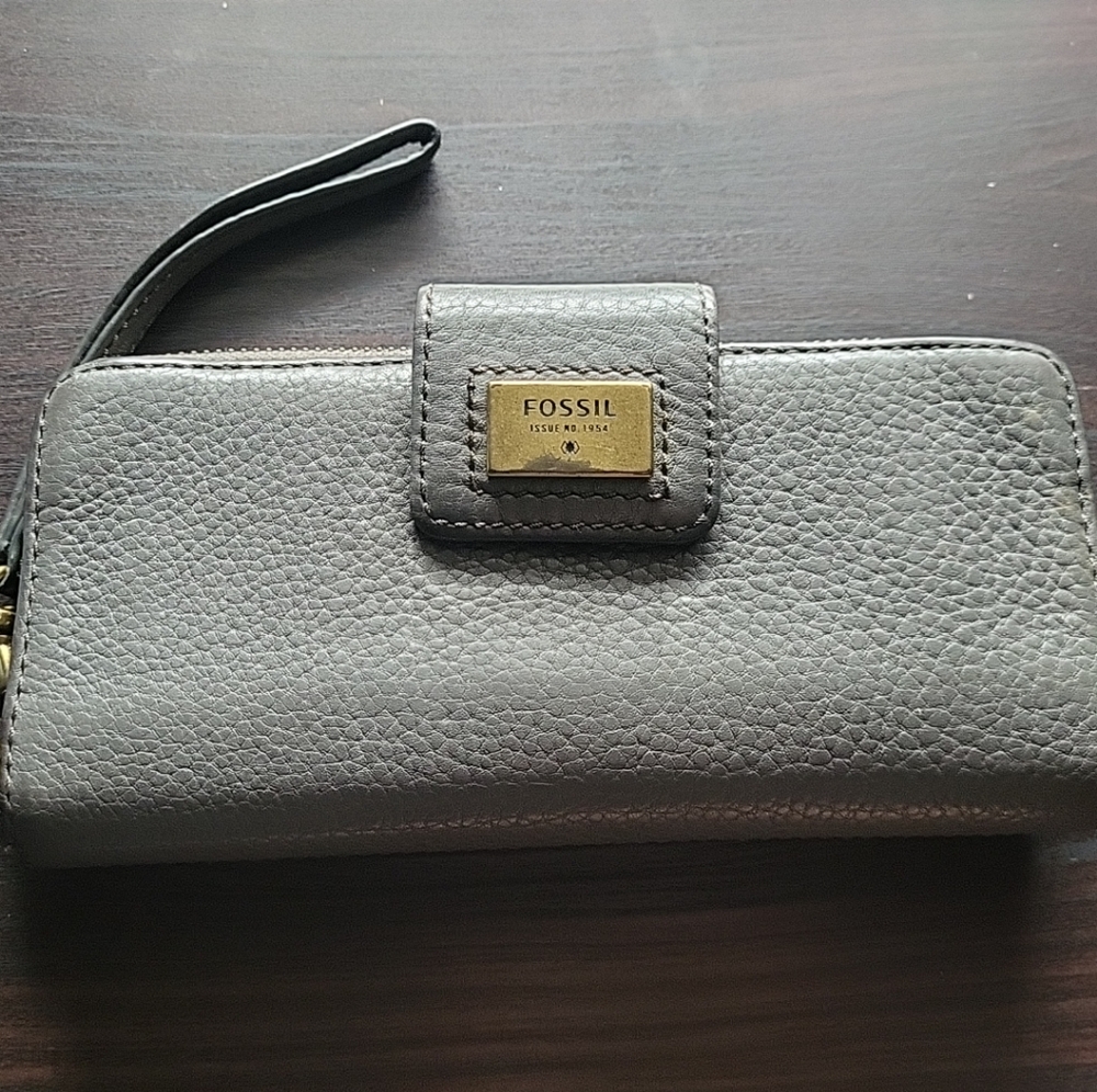 Fossil Gray Women's Zipper Wallet Wristlet Vintage Classic Pebbled Leather Grey